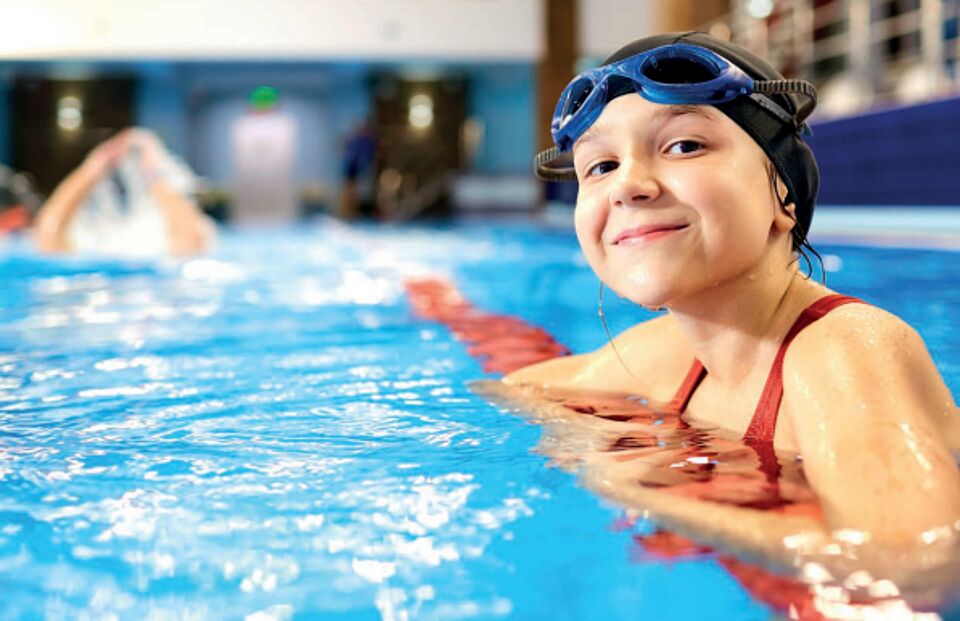 Foto eines Kindes auf einer Schwimmbahn